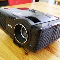 プロジェクターはD-Sub端子のみ。HDMI端子はありません。