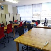 テーブル4台のセミナールームです。PCもお使いいただけます(有料)。