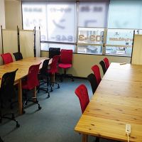 テーブルを伸ばせば20名程度着席可能です。